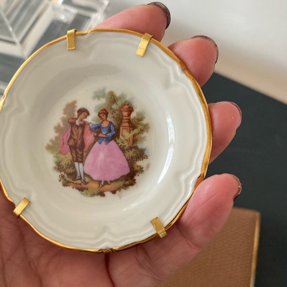 Classic Live Story Miniature on Stand - Picture 5 of 8